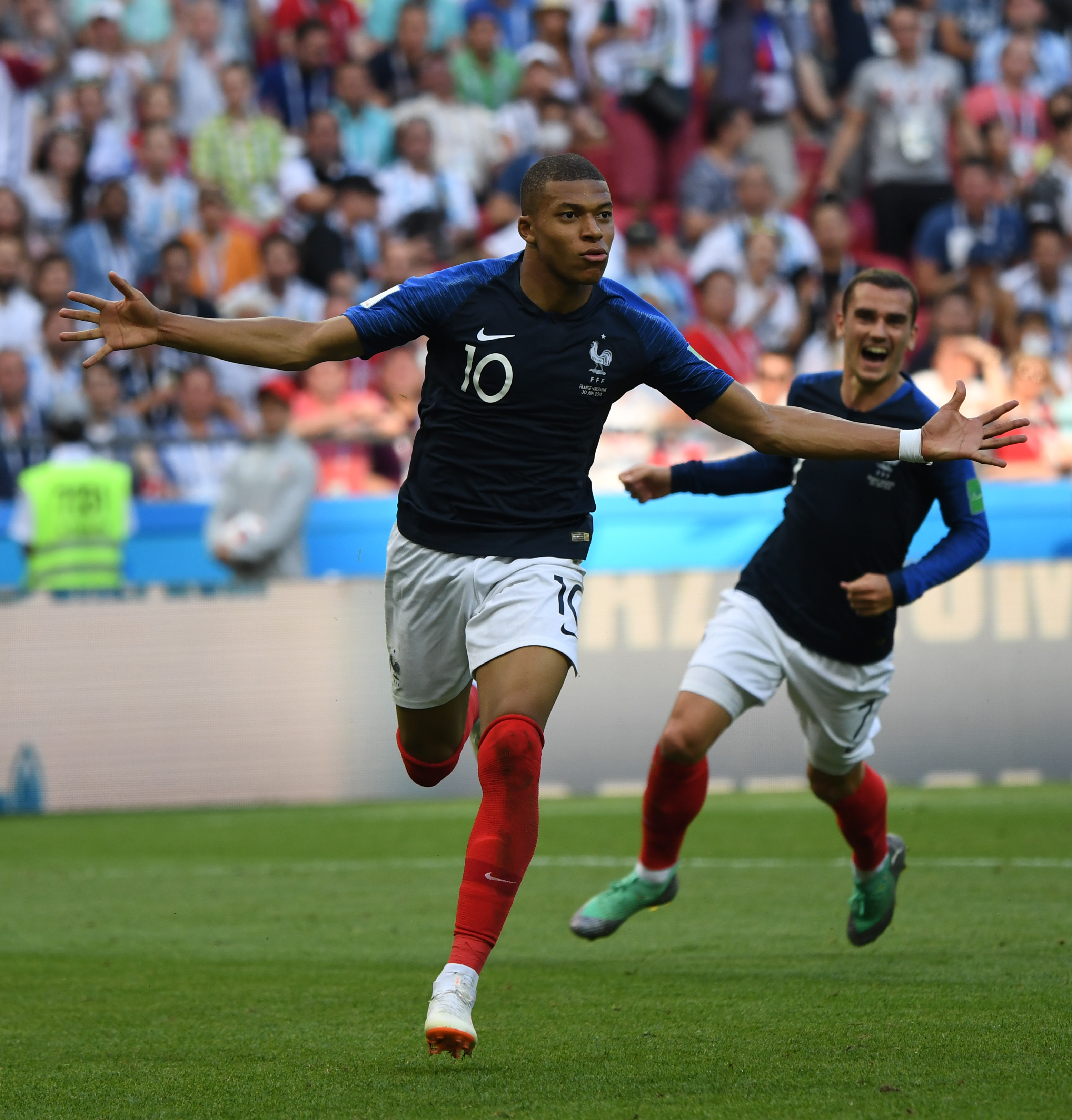 TA：阿森纳后卫本·怀特腿筋受伤，预计将休战至少一个月（据TA报道，阿森纳后卫本·怀特腿筋受伤，预计至少缺阵一个月）