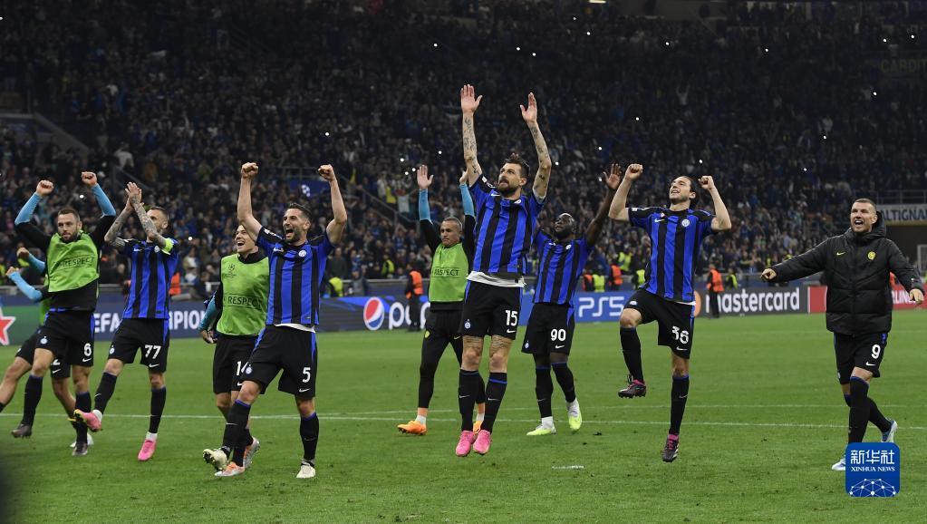 我留下！队报：海斯昨日向尼斯全队宣布将继续执教球队（海斯留任！队报称其昨已通知尼斯全队将继续执教）