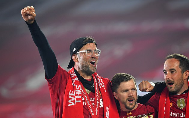 裁判录音显示，桑切特踢倒费尔明后说“这只是普通的铲球”（裁判音频曝光：桑切特踢翻费尔明后辩称“只是一次普通铲球”）