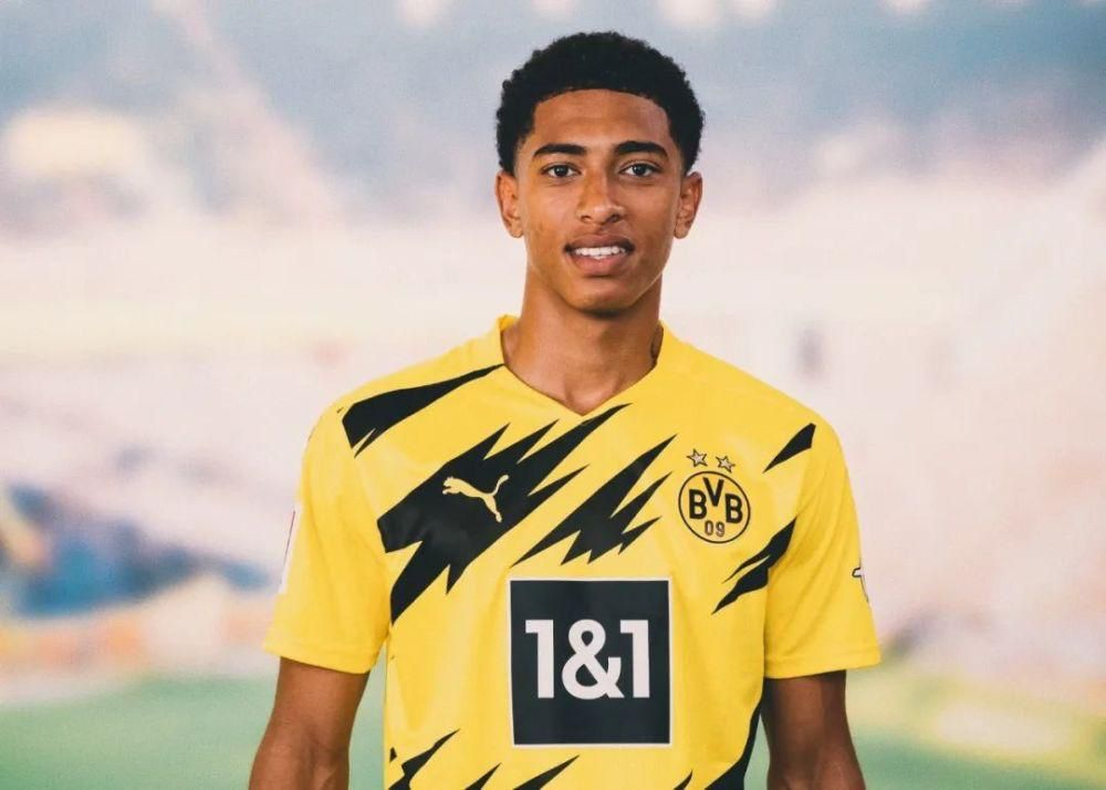 欧文快攻压哨上篮，全场沸腾（欧文压哨快攻上篮引爆全场）