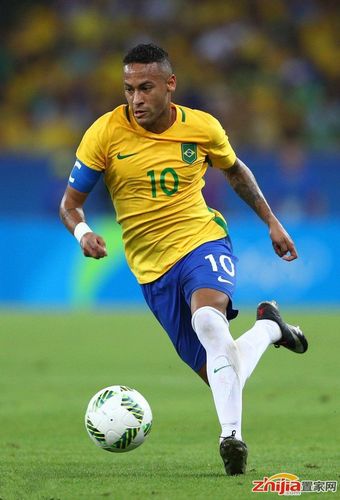 被与梅西比较？伦纳特-卡尔：我不能和他相比，他是我的偶像（被拿来和梅西相提并论？伦纳特-卡尔：不敢比，他是我的偶像）