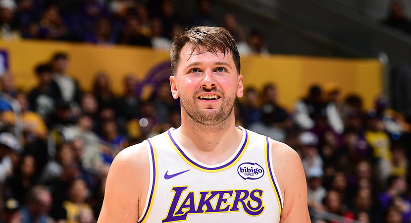 马尔卡宁持续得分表演，半场17分扛起进攻大旗（马尔卡宁手感火热，半场17分领衔进攻）